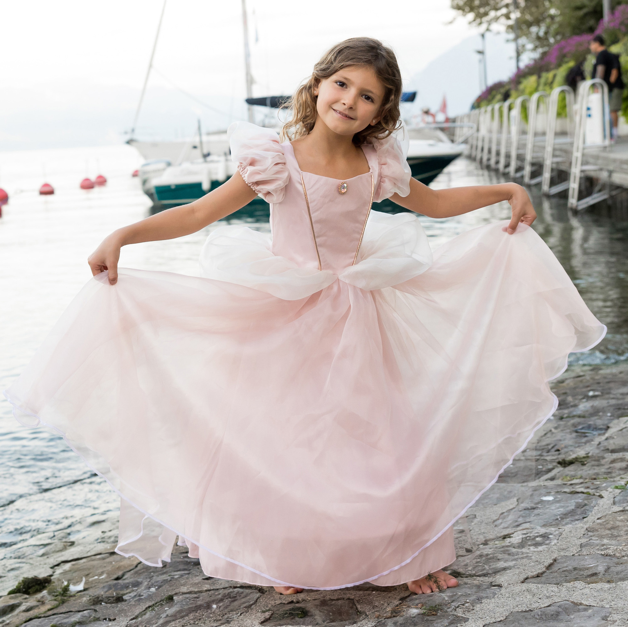 Costume Da Principessa Per Bambina Con Spalle Scoperte - Abito Giallo A Strati Con Tiara, Bacchetta E Guanti